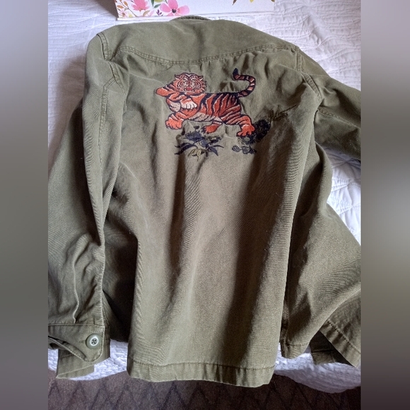 Urban Outfitters Men'sTiger Embroidered Military Green Jacket. Size Small - Picture 3 of 4